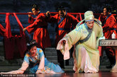 2011年12月24日晚，朝鲜血海歌剧团创排的中国著名民间故事《梁山伯与祝英台》歌剧在甘肃大剧院上演。该剧在排练期间，朝鲜最高领导人金正日曾亲赴排练现场对剧情、舞蹈、歌词作指导。2011年10月开始，该剧200余名演员赴华进行为期86天的访演。金正日逝世后，原定于19日晚在重庆上演的此剧被临时取消。
