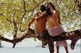 在太平洋岛屿基里维纳，卡图马族的女人们庆祝甘薯节时，岛上的男人们都收到警告，只要性机能健全的男性都有危险，因为如果有男人激怒卡图马族的女人，这些女人就会强奸他。
