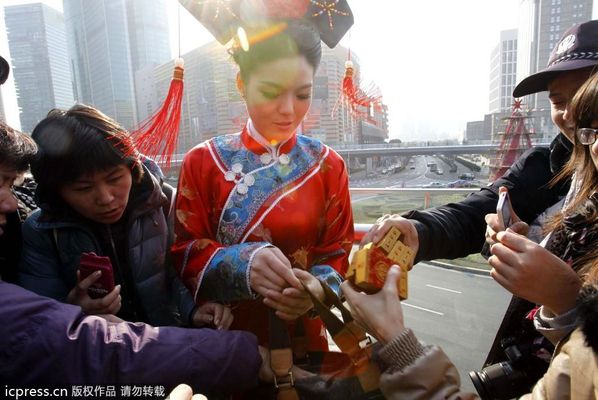 上海美女“穿越”成格格手拿LV 街头送白银遭众人哄抢