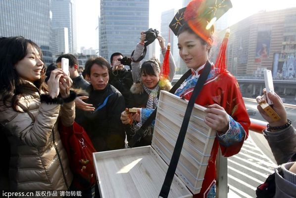 上海美女“穿越”成格格手拿LV 街头送白银遭众人哄抢