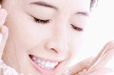 洗脸水太热。

美国护肤专家舒拉·斯塔奇博士表示，热水洗脸会使皮肤毛细血管变弱。研究发现，用25度左右的温水洗脸比一般冷水洗脸，皮脂膜显得更为干燥，水温越高越容易失去保护油脂。

