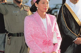 日本皇太子妃小和田雅子，被称为最优雅的皇室成员之一。相比较皇室成员的保守和循规蹈矩。雅子不仅善于演绎日本传统服饰，更勇于尝试时装。
