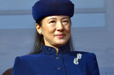 日本皇太子妃小和田雅子，被称为最优雅的皇室成员之一。近日，在日本天皇庆祝78岁生日上的现身，雅子再次引起民众的关注。相比较皇室成员的保守和循规蹈矩。雅子不仅善于演绎日本传统服饰，更勇于尝试时装。当天她身着深蓝色的套装，一顶同色系的礼帽相呼应。