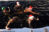俄罗斯新西伯利亚，Spektr寒冷训练俱乐部和两极海豚冬泳联合会成员打扮成圣诞老人，参加在新西伯利亚举办的新年赛跑。