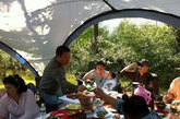 赵薇老公黄有龙携女儿和朋友聚会。（图片来源：微博）