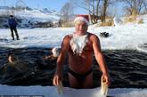 俄罗斯新西伯利亚，Spektr寒冷训练俱乐部和两极海豚冬泳联合会成员打扮成圣诞老人，参加在新西伯利亚举办的新年赛跑。