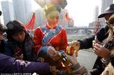 2011年12月24日下午，上海浦东陆家嘴天桥上惊现一位身着清朝格格服饰的美貌女子，她手提LV提包，胸前挂着一个“卖烟”的盒子，慷慨地向路人免费派送白银，这样的举动让现场的人们热情高涨，瞬间引发众人围观和哄抢。不少行人纷纷拿出相机、手机为远道而来的“格格”拍摄。