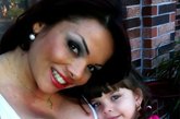 谢拉·赫谢与她两岁的女儿合影。