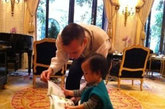 赵薇老公教女儿看书。（图片来源：微博）