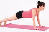 step3 面向前并利用手臂及脚的力度支撑身体，保持动作约10-20秒，有需要再重复整组动作。
