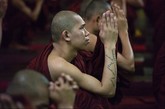 2011年12月13日，缅甸勃固，卡卡温寺，僧人们在一起拜佛念经。卡卡温寺，是缅甸第二大寺院。（图片来源：中新网）