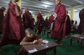缅甸是著名的佛教国家，佛教传入缅甸已有2500多年的历史，缅甸全国85％以上的人信奉佛教。佛塔多、庙宇多、和尚多是缅甸佛教文化的三大特色。缅甸男子一生至少要削发为僧一次，这被认为是修行积德。缅甸佛教徒认为，建佛塔可以造福终生，修福来生。据统计，全国大小佛塔有10万多座。因此，缅甸又被誉为“佛塔之国”（图片来源：中新网）