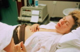 首先是对分娩的过程缺乏科学的了解。女性在怀孕末期，体内雌激素水平增高，孕激素相对减少。雌激素可提高子宫肌肉对催产素及其他刺激子宫收缩物质的敏感性，加上宫内局部压力的增加，促使子宫产生强有力的宫缩。