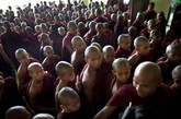 缅甸90％以上民众信奉佛教，僧侣人数超过50万，男人一生必须出家一次，时间不限。在缅甸，寺院也是学校，尤其对那些穷人的孩子而言。每年的缅历十月（公历12月至1月间），缅甸都要举行僧侣考试，考试的内容是佛教经典著作中包括政治、经济、文化、教育，以及个人修养等等，这不仅对僧侣个人，而且对整个社会亦将起积极推动作用。（图片来源：中新网）