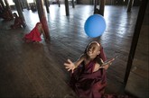 2011年12月16日，缅甸茵莱湖，一名小童僧在课间玩球。（图片来源：中新网）
