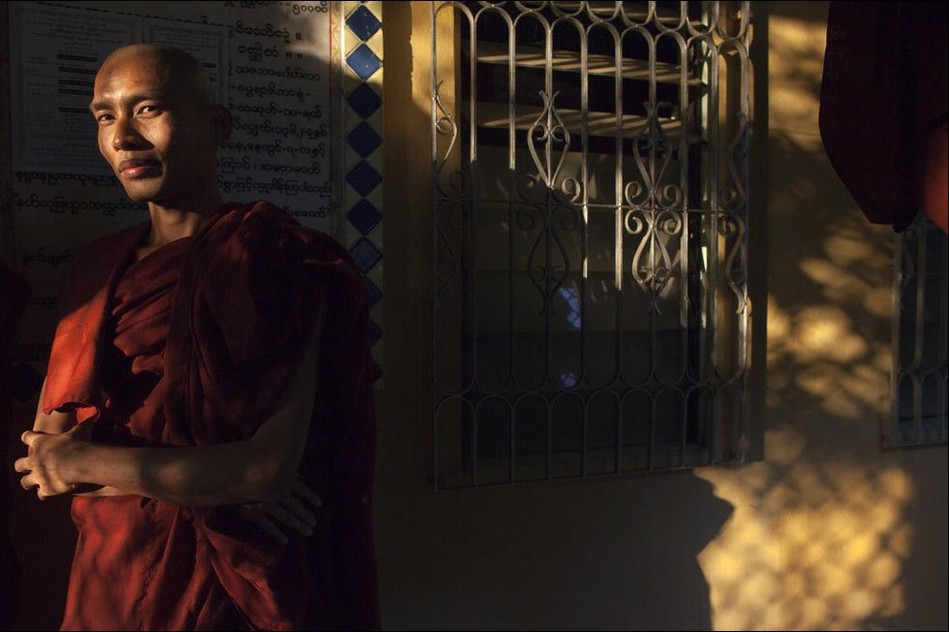 生活 缅甸/一名僧人站在宿舍外。（图片来源：中新网）