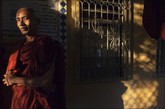 一名僧人站在宿舍外。（图片来源：中新网）