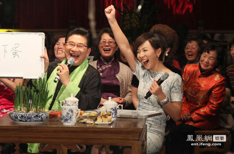 新闻联播主持欧阳夏丹录节目 玩游戏展率性一