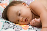 最新研究显示，一个人聪明不聪明，看看小时候的睡姿就知道了。

