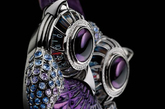 Boucheron（宝诗龙）举世无双的工匠将MB&F旗下HM3表款的JwlryMachine版，构思为镶嵌豪华珠宝的立体猫头鹰，一款以18K白金搭配紫水晶、钻石，以及蓝色和紫色蓝宝石，另一款则以18K玫瑰金搭配粉红碧玺、粉晶、钻石和粉色蓝宝石。 
