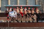俄罗斯：圣诞老人寒冬“裸跑”庆祝节日