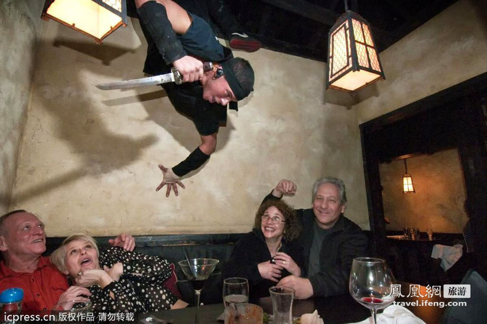 美国纽约忍者餐厅 服务生从天花板倒挂点餐