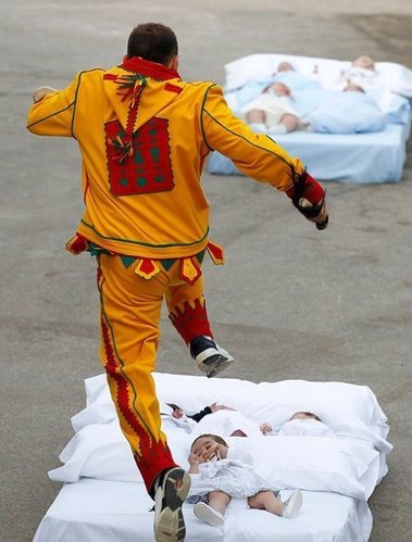 西班牙怪异的跨婴驱魔节