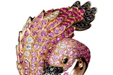 法国珠宝品牌Boucheron（宝诗龙），有一个Cabinet of Curiosities奇幻百宝箱戒指系列，就是用动物作为设计的出发点，十分吸睛。Cabinet of Curiosities奇幻百宝箱系列，从神话、写真模拟以及经典动物3个主题着手，变出一个个抢眼的彩宝动物戒指。 

