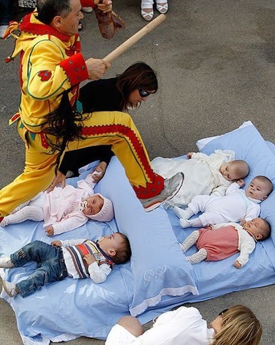 西班牙怪异的跨婴驱魔节