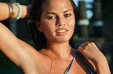 泰国混血辣妹克莉茜·腾根在海边戏水，大秀傲人身姿。