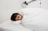 寝室的温度、湿度、光照等都会对睡眠产生影响。一般人睡觉时室内温度在20℃-23℃最为适宜，在20℃以下人就会因冷而蜷曲身躯并裹紧被子，但超过23℃就会感到热，要掀被子了。冬天如果室内温度过低，即使盖着被子也会感到露在外面的肢体和脸非常冷，不知不觉就会形成蒙头大睡的姿势，对呼吸新鲜空气非常不利。
