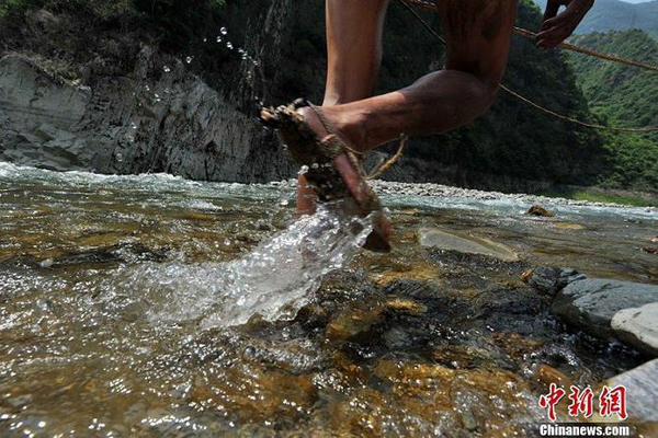 湖北神农溪保留裸体纤夫 水石里共同抗争