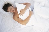 能否迅速入睡与被窝温度也有非常密切的关系。据研究，被窝温度在32℃-34℃时人最容易入睡。被窝温度低，需要长时间用体温焐热，不仅耗费人体的热能，而且人的体表经受一段时间的寒冷刺激后，会使大脑皮层兴奋，从而推迟入睡时间，或是造成睡眠不深。

　　被窝内相对湿度保持在50%-60%最好。
