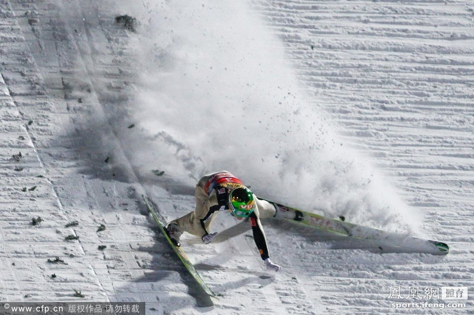 跳台滑雪世界杯:汤姆-希尔德坠落受伤上演惊魂