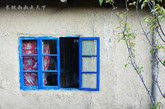 当地人貌似很喜欢蓝色，这些门窗显然都是新漆的，有些希腊风。(来源：凤凰网旅游达人长腿叔叔http://blogtravel.fashion.ifeng.com/5092038.html)