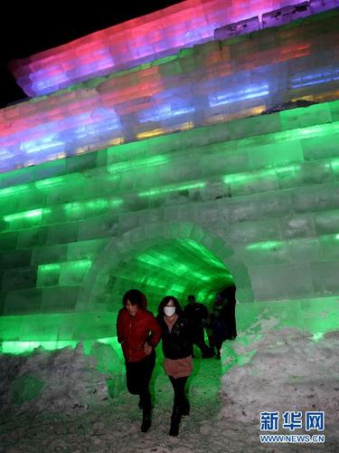 冰灯点亮古城夜 首届张北冰雪旅游节开幕