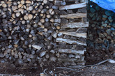 林区里缺乏砖瓦石材，最得天独厚的资源就是木材，每家每户门口都能看到堆积如山的木头。但这些只是档次最低的木材，一般只用来烧火做饭。很多木屋由于经费问题以及森林保护而年久失修，破败不堪。木屋村现在是文物保护单位，不能建造新的砖石房屋，如何做到既维护木屋的古老面貌又让村民生活质量有所提高，就成为一个亟待解决的难题。(来源：凤凰网旅游达人长腿叔叔http://blogtravel.fashion.ifeng.com/5092038.html)