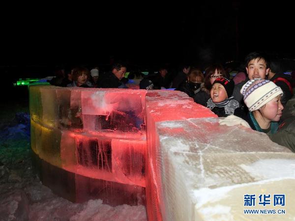 冰灯点亮古城夜 首届张北冰雪旅游节开幕