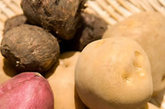 薯类包括红薯、山药、土豆等，能够吸收水分、脂肪、毒素及糖类等，并可以润滑肠道。经常食用薯类，可降低宝贝发生干眼病的危险性，还可避免便秘，减少日后发生结肠癌、直肠癌的危险性。
