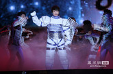李宇春登台掀起高潮，当观众猜测李宇春的出场方式的时候，站在舞台中央的李宇春。