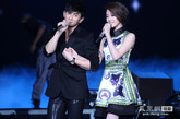 荧幕情侣“四爷”吴奇隆和“若曦”刘诗诗共同演唱了《步步惊心》中的插曲《等你的季节》。