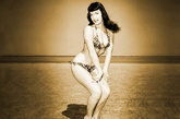 第七名：贝蒂·佩吉
Bettie Page 贝蒂·佩吉是上世纪50年代最有名的海报女郎，性感而疯狂，以一身性虐SM装扮名，ZIPPO也出过一系列印有她图案的火机。这位广告封面女神风靡了整个美国1950年代，是美国最早的女性偶像之一。