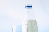 1、牛奶治痔疮：在牛奶中加入捣碎的葱，把它敷在患处，1日1次，两周一个疗程。

