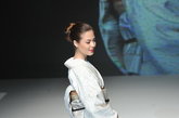 日本的和服，与我们中国的旗袍一样，是日本的民族传统服饰。在中国，并不是每个女人都喜欢旗袍的，也不是平时常看到的。而在日本，和服却是每个女人的最爱，而且常常穿着和服招摇过市。为什么呢？原来这美丽的和服里面，隐藏着一个秘密。图为2012东京时装周Yukiko Hanai品牌秀场。 