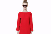 明艳醒目的红色一向是新年装扮时的首选，Marc by Marc Jacobs 2011度假系列推出的红色系单品，用浓郁色彩和创意设计，为新年造型提供多样化的选择。
