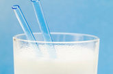 5、牛奶治日光性皮炎：俗称晒斑，以牛奶液稍加水(牛奶和水50∶5)进行湿敷，每次15～20分钟，一日2～3次。

