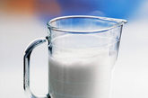 以上介绍了用牛奶可以解决的多种皮肤问题，你是否也学会了呢?牛奶的用涂可是千元变万化的，不同的制作方法所得出的功效也不同，如果您也有以上皮肤病，不如现在开始动手试试牛奶的功效吧!
