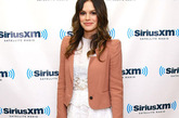 瑞切尔·贝尔森 (Rachel Bilson)白色镂空2012年Suno的春夏新款连衣裙搭配Vanessa Bruno西装外套。