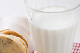 3、牛奶治神经性皮炎：在250ml牛奶中倒入100g菜子油(橄榄油最好)，把它拌匀后倒入加有温水的浴盆中。每周浴疗1次，每次泡15分钟。