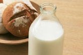 4、牛奶治口腔溃疡：用棉球蘸冰过的牛奶，然后用棉球轻压溃疡15分钟，冰牛奶的低温可以起到消炎作用，而牛奶中的蛋白质能够加速伤口的愈合。

